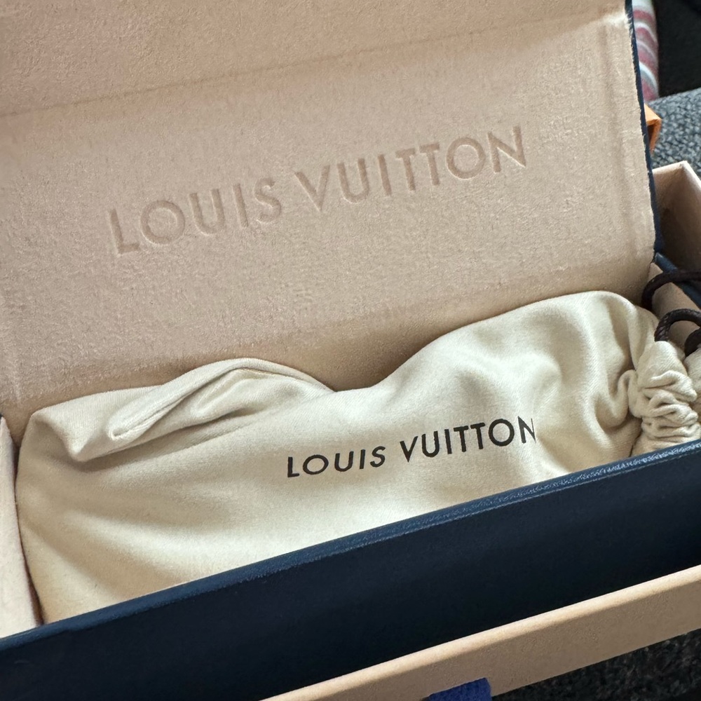 Louis Vuitton sunglasses - Picture 8 of 9